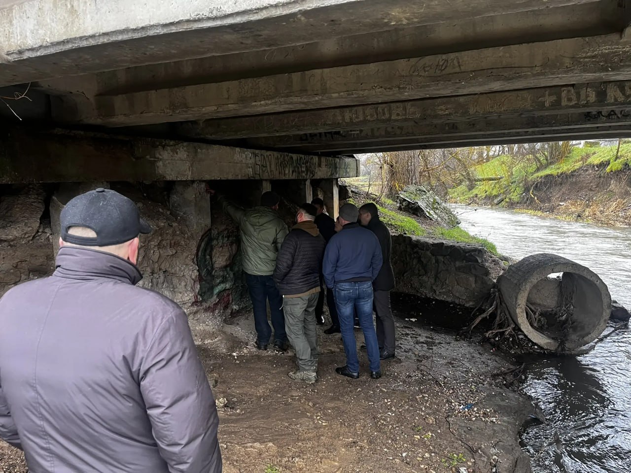 Под Симферополем отремонтируют мост через реку Салгир Под Симферополем отремонтируют мост через реку Салгир