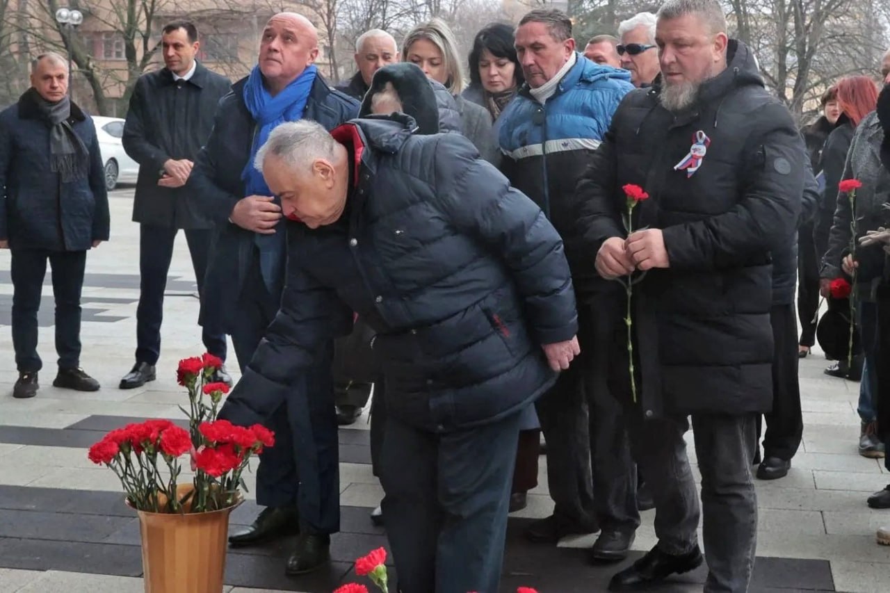 В Симферополе почтили память погибших у стен Госсовета в честь Дня защитника Республики Крым
