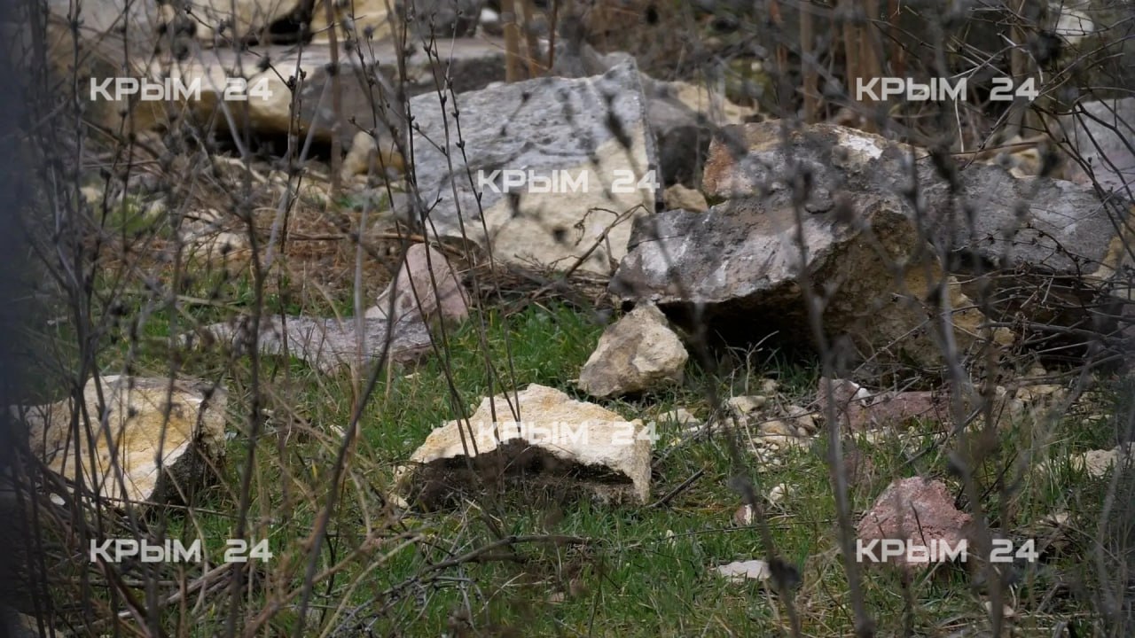 Колокольня средневековой армянской церкви в Феодосии обрушилась Колокольня средневековой армянской церкви в Феодосии обрушилась