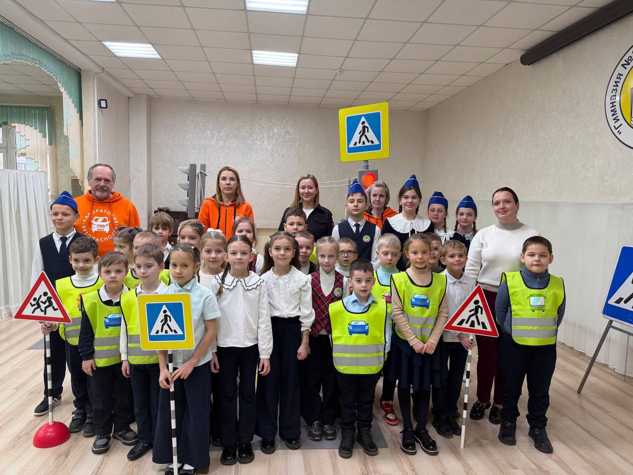 В Севастополе автоинспекторы, педагоги и юные инспекторы движения провели для гимназистов открытый урок по безопасности дорожного движения В Севастополе автоинспекторы, педагоги и юные инспекторы движения провели для гимназистов открытый урок по безопасности дорожного движения
