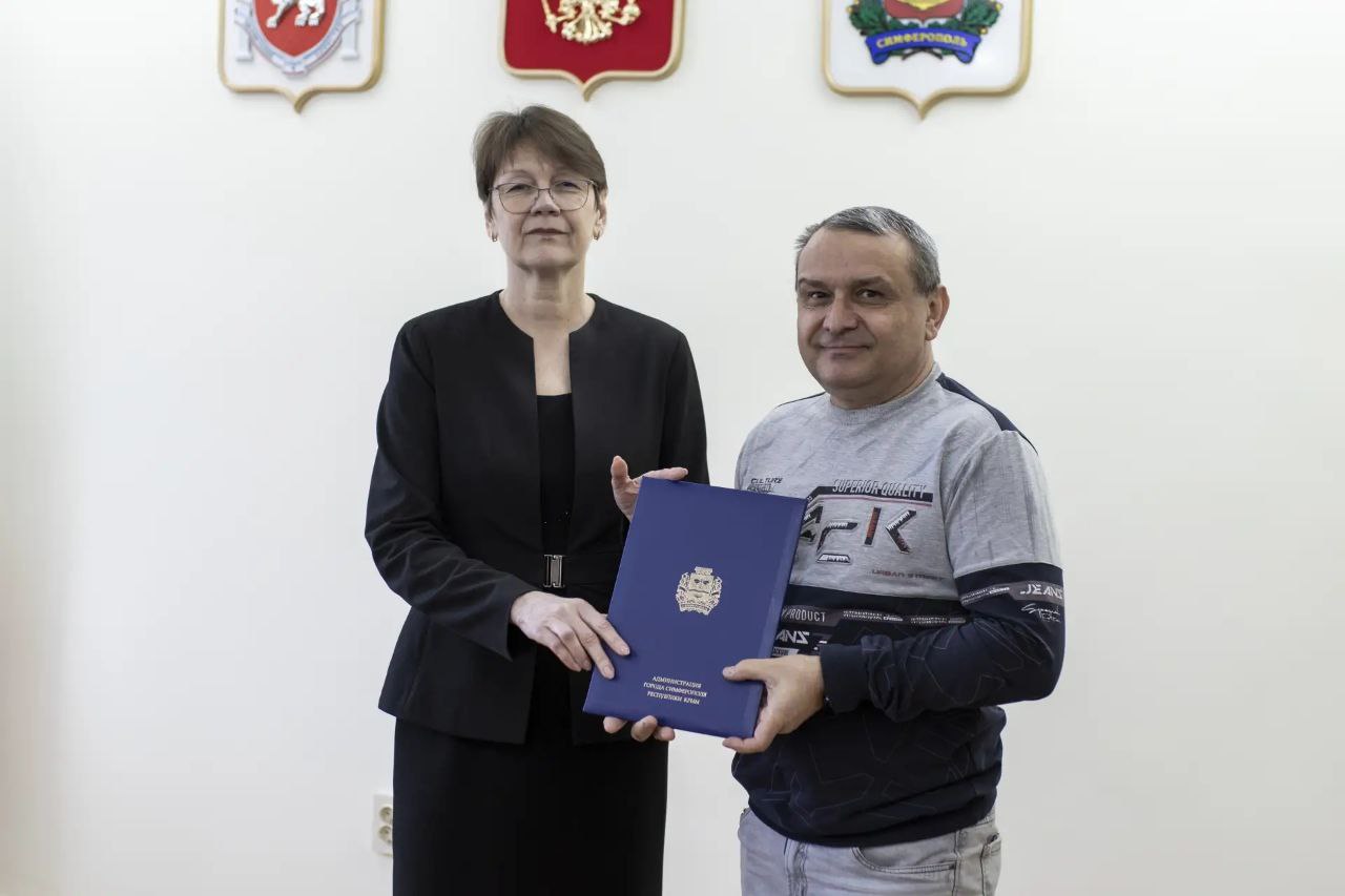 В администрации крымской столицы военнослужащим, уволенным с военной службы до 18 марта 2014 года, вручили свидетельства о праве на единовременную денежную выплату на приобретение или строительство жилья В администрации крымской столицы военнослужащим, уволенным с военной службы до 18 марта 2014 года, вручили свидетельства о праве на единовременную денежную выплату на приобретение или строительство жилья