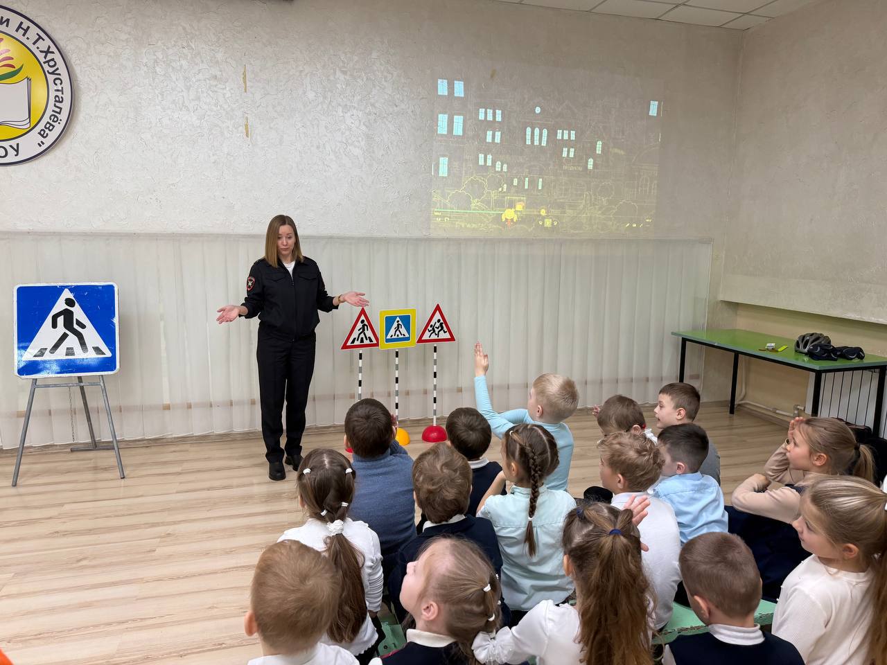 В Севастополе автоинспекторы, педагоги и юные инспекторы движения провели для гимназистов открытый урок по безопасности дорожного движения В Севастополе автоинспекторы, педагоги и юные инспекторы движения провели для гимназистов открытый урок по безопасности дорожного движения
