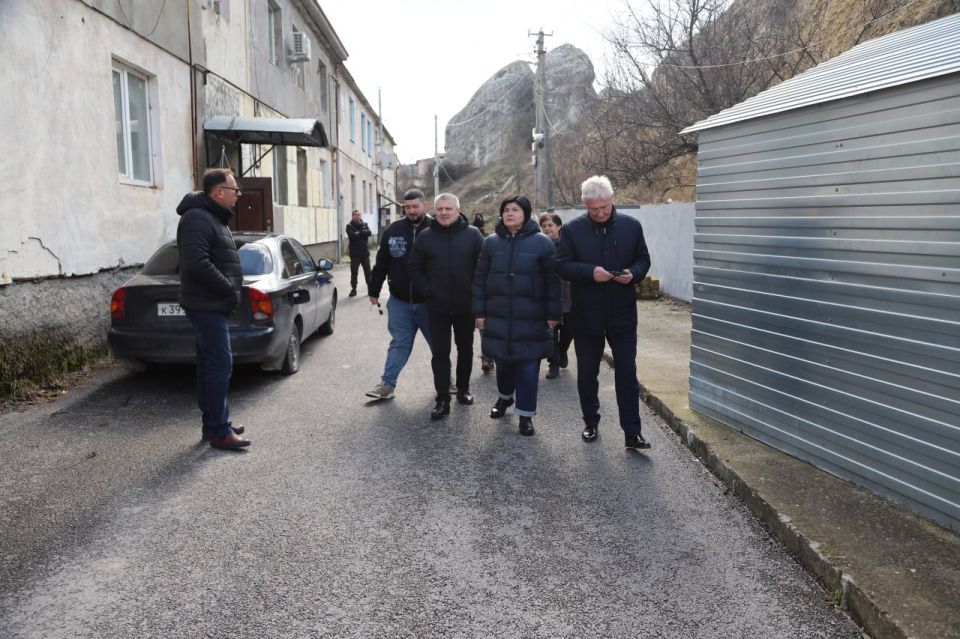 Сегодня, продолжая ежедневные выезды по Бахчисарайскому району, состоялась встреча с собственниками жилых помещений, расположенных в Красномакском сельском поселении Сегодня, продолжая ежедневные выезды по Бахчисарайскому району, состоялась встреча с собственниками жилых помещений, расположенных в Красномакском сельском поселении