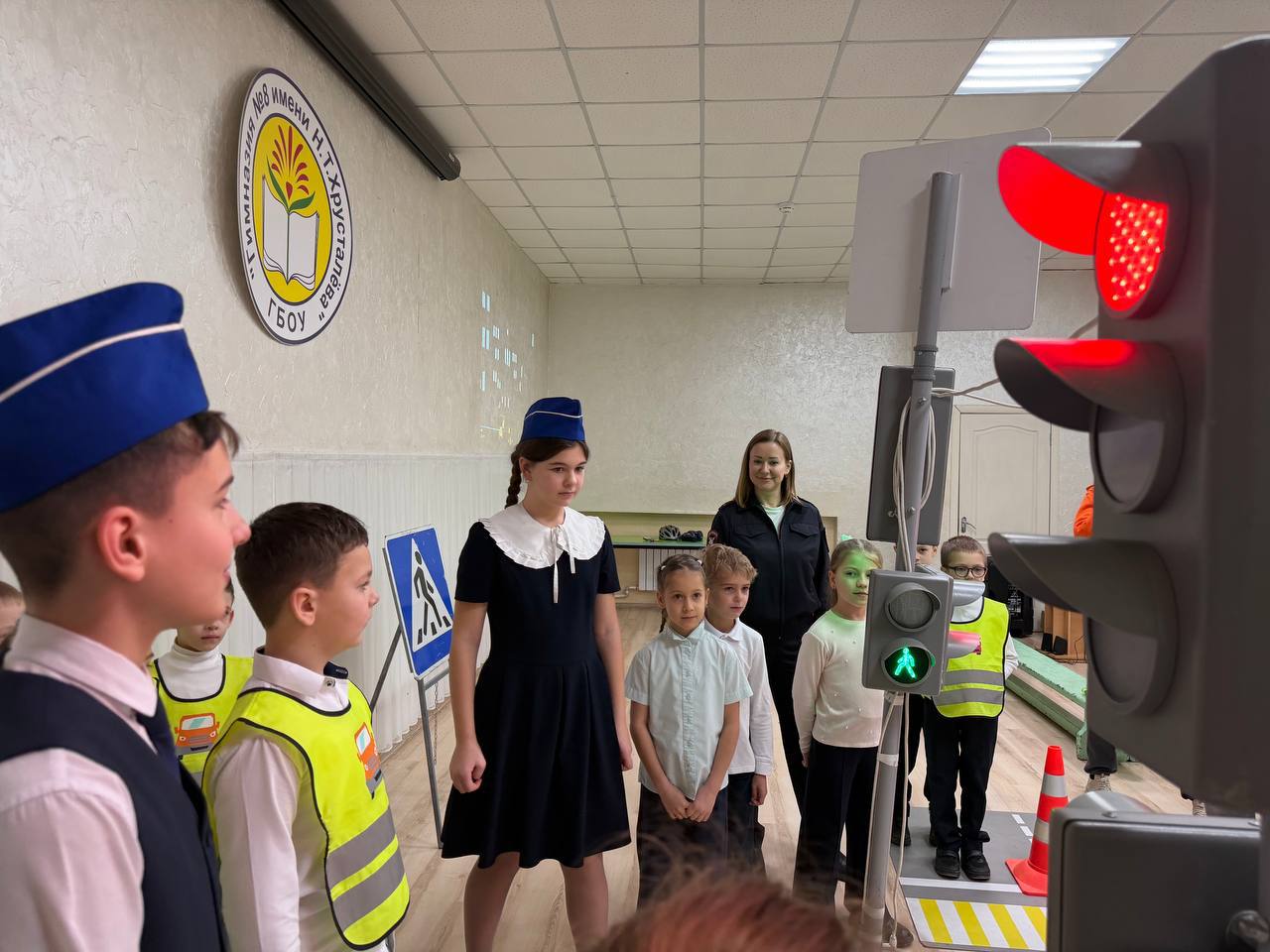 В Севастополе автоинспекторы, педагоги и юные инспекторы движения провели для гимназистов открытый урок по безопасности дорожного движения В Севастополе автоинспекторы, педагоги и юные инспекторы движения провели для гимназистов открытый урок по безопасности дорожного движения