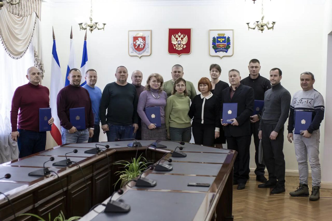 В администрации крымской столицы военнослужащим, уволенным с военной службы до 18 марта 2014 года, вручили свидетельства о праве на единовременную денежную выплату на приобретение или строительство жилья