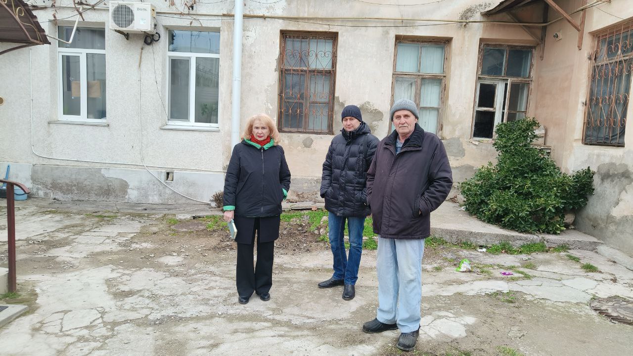 Эммилия Леонова: Совместно с заместителем главы администрации Симаковой Валерией Валерьевной и директором МУП "Уют" провели встречи с представителями МКД по адресу: ул. Бартеньева д. 12/15/6 и переулок Летный д. 4