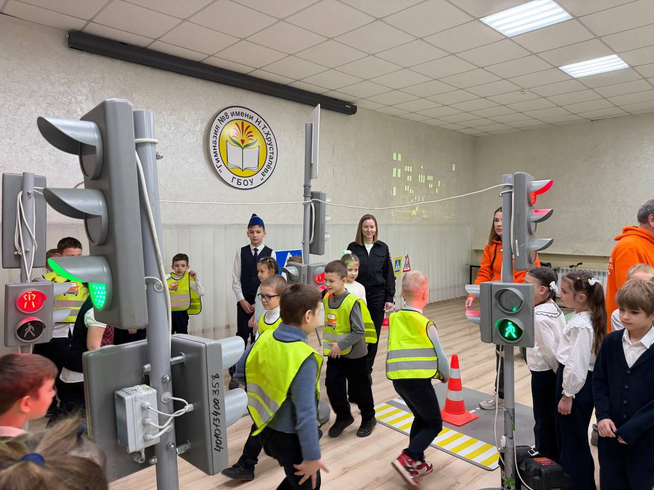 В Севастополе автоинспекторы, педагоги и юные инспекторы движения провели для гимназистов открытый урок по безопасности дорожного движения