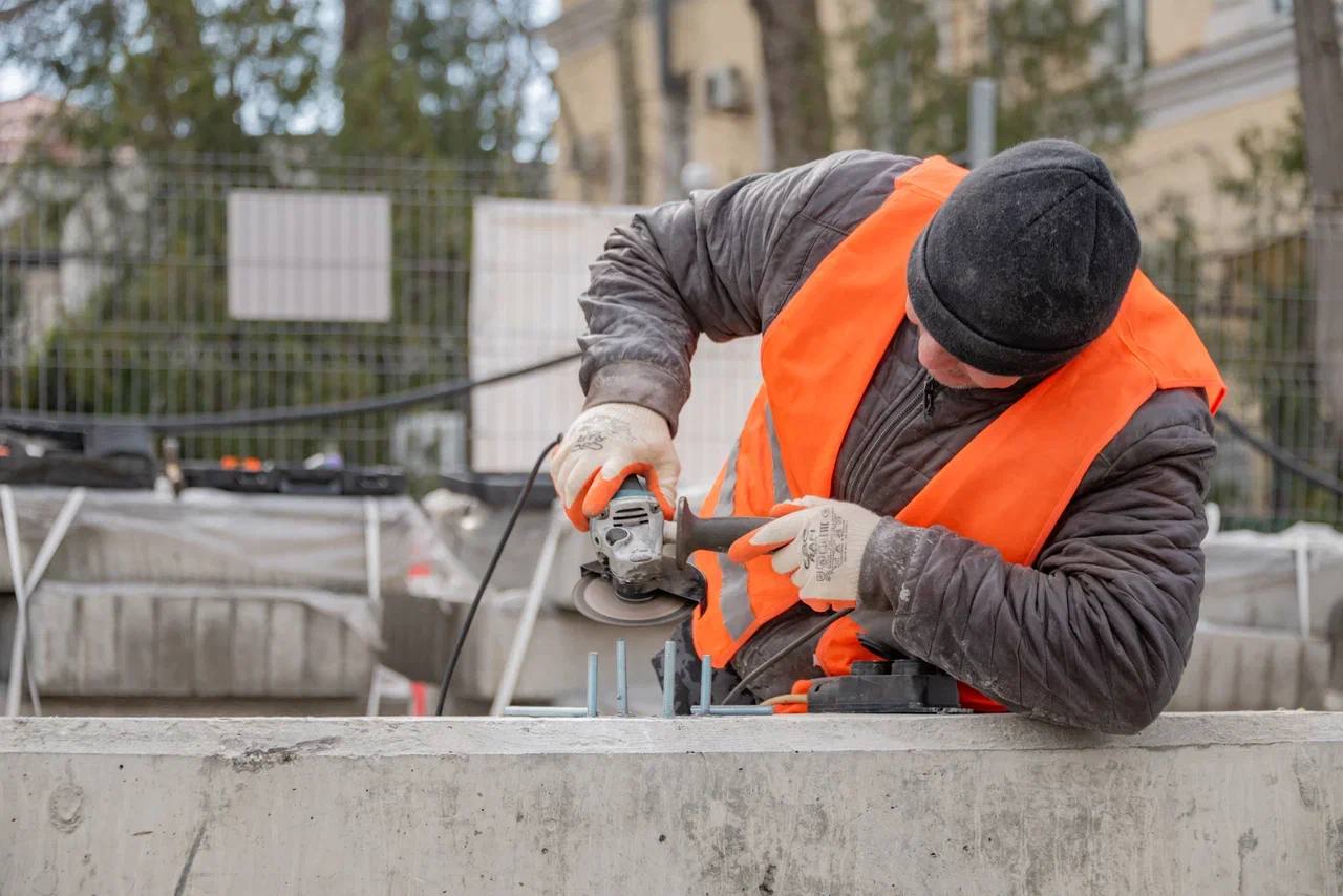 Михаил Развожаев: Продолжаем капремонт подпорных стен на улице Адмирала Октябрьского: тротуары на лестничных сходах готовы на 40%, а весь объект в целом — на 76% Михаил Развожаев: Продолжаем капремонт подпорных стен на улице Адмирала Октябрьского: тротуары на лестничных сходах готовы на 40%, а весь объект в целом — на 76%