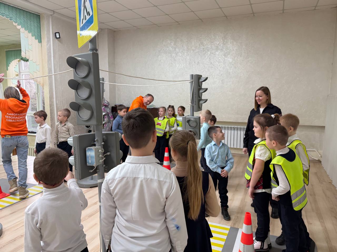 В Севастополе автоинспекторы, педагоги и юные инспекторы движения провели для гимназистов открытый урок по безопасности дорожного движения В Севастополе автоинспекторы, педагоги и юные инспекторы движения провели для гимназистов открытый урок по безопасности дорожного движения