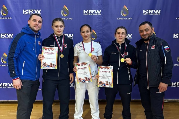 Крымская сборная завоевала 3 золотые медали на первенстве ЮФО по женской борьбе