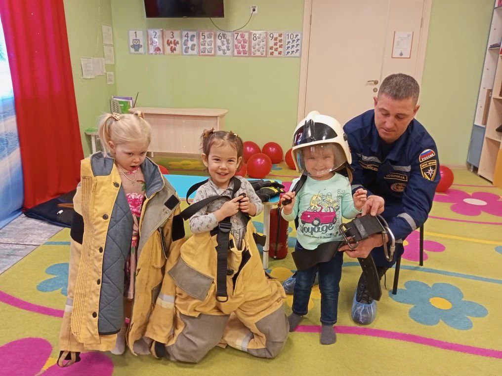 Сотрудники МЧС Республики Крым продолжают проводить открытые уроки, посвященные Всемирному дню гражданской обороны Сотрудники МЧС Республики Крым продолжают проводить открытые уроки, посвященные Всемирному дню гражданской обороны