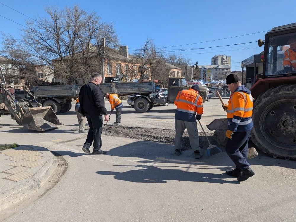 В Феодосии стартовал ямочный ремонт дорог — до апреля предстоит привести в порядок более 490 квадратных метров дорожного покрытия на 26 улицах