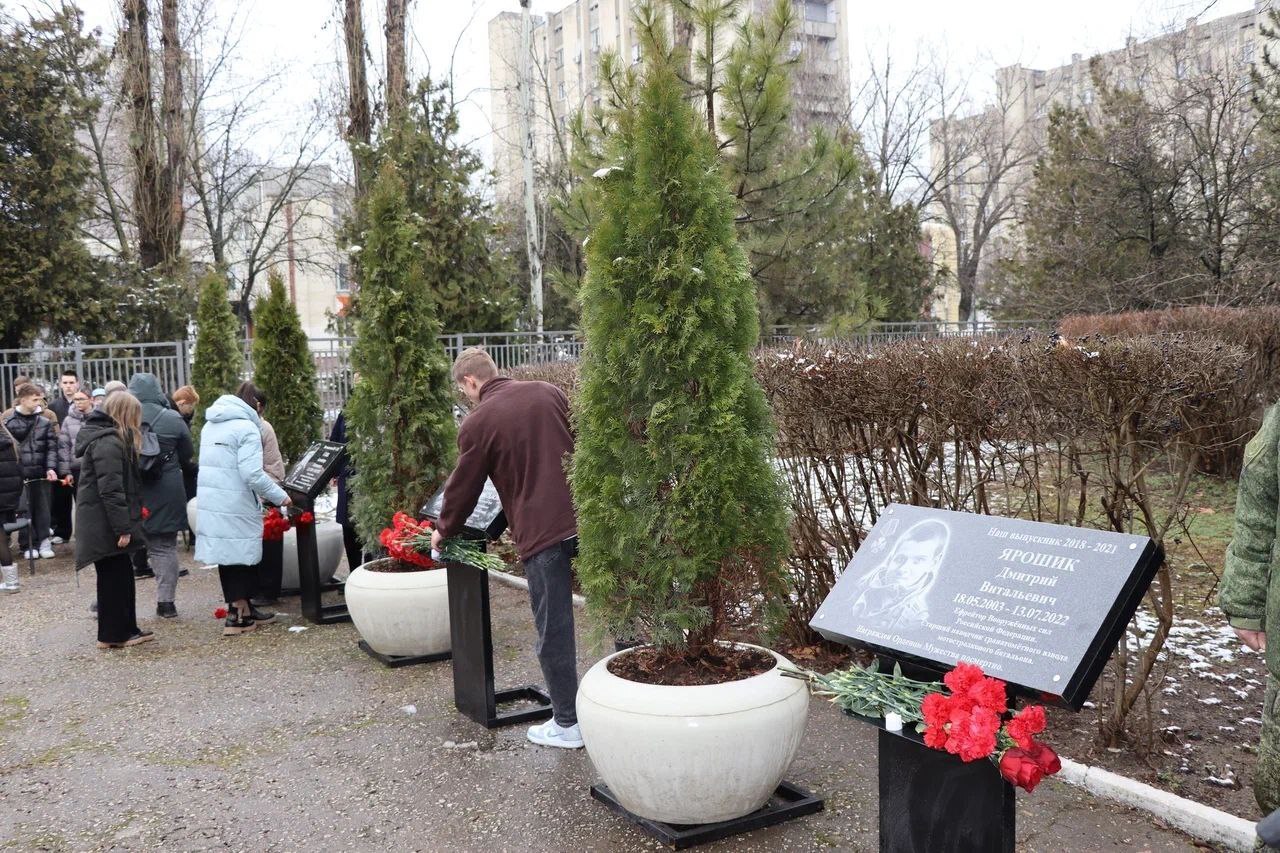 В Симферополе в рамках СтИК открыта Аллея вечной славы В Симферополе в рамках СтИК открыта Аллея вечной славы