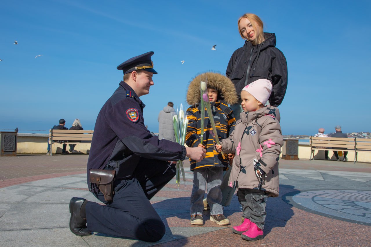 «8 марта – в каждый дом!»: севастопольские полицейские с общественником поздравили жительниц города с предстоящим Международным женским днём «8 марта – в каждый дом!»: севастопольские полицейские с общественником поздравили жительниц города с предстоящим Международным женским днём
