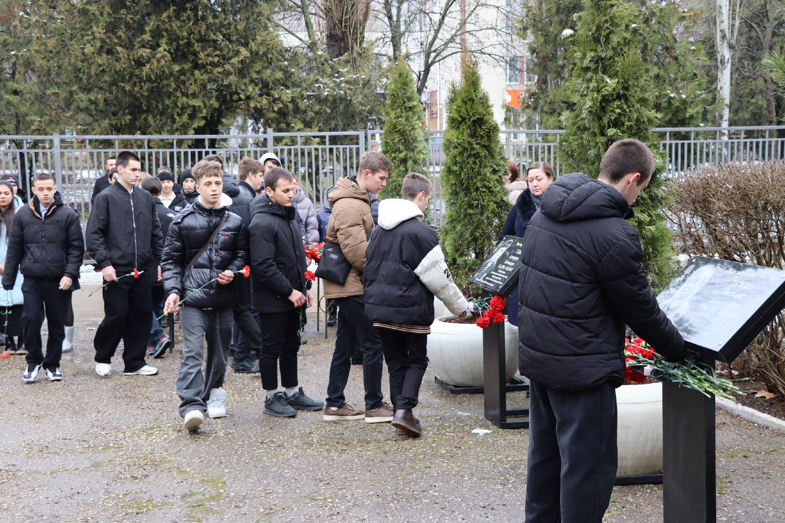В Симферополе в рамках СтИК открыта Аллея вечной славы В Симферополе в рамках СтИК открыта Аллея вечной славы