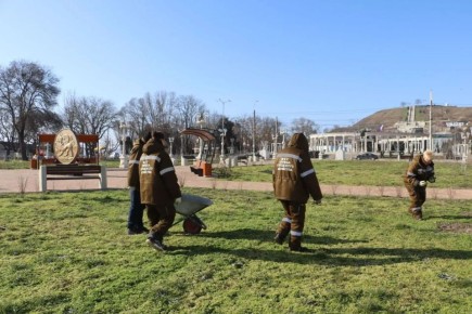 В Керчи началась подготовка к весеннему озеленению