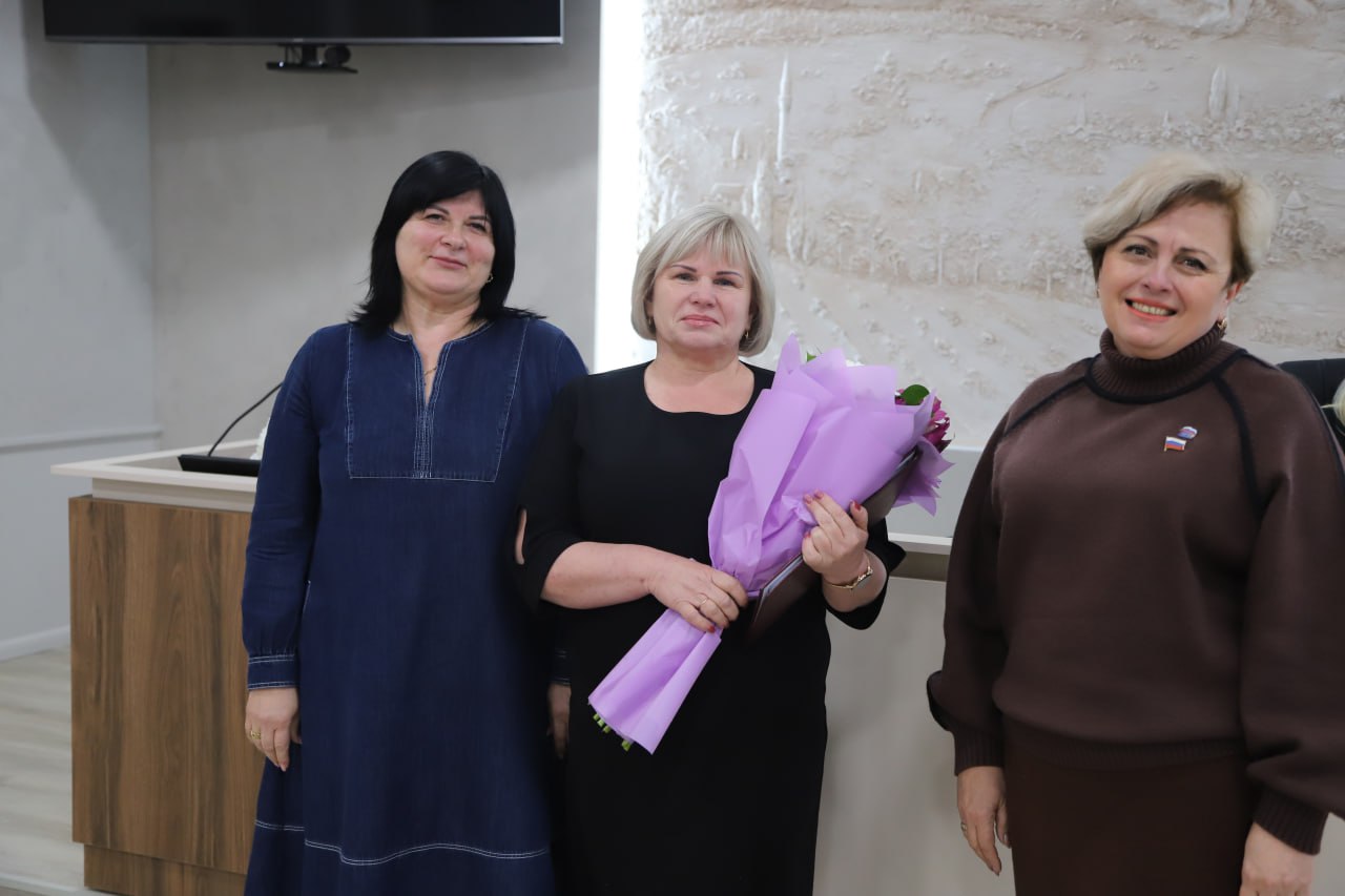 Анжелика Ястребова: На аппаратном совещании поздравили глав поселений с юбилеями: Грибкову Викторию Николаевну — председателя Зеленовского совета и Левшукову Юлию Константиновну — председателя Каштановского совета