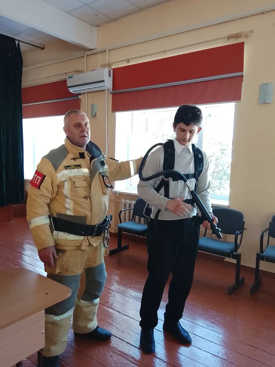 Сотрудники МЧС Республики Крым продолжают проводить открытые уроки, посвященные Всемирному дню гражданской обороны Сотрудники МЧС Республики Крым продолжают проводить открытые уроки, посвященные Всемирному дню гражданской обороны