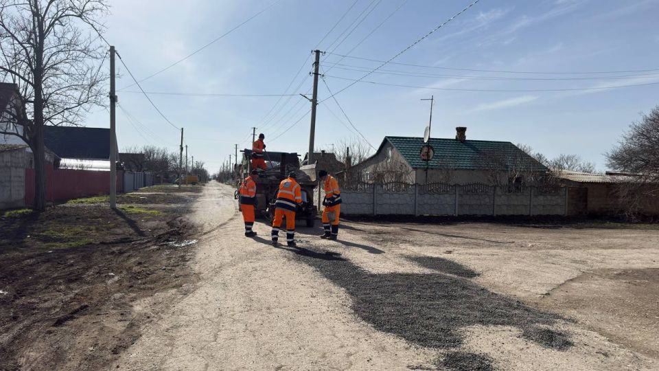 Антон Кравец: Друзья, в рамках запланированных работ по ремонту дорожной сети, в Нижнегорском районе начат ямочный ремонт