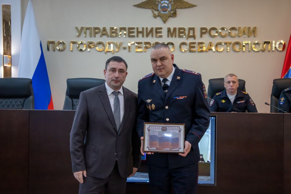 Начальник УМВД России по г.Севастополю генерал-майор полиции Сергей Сигунов поздравил экспертов-криминалистов с профессиональным праздником