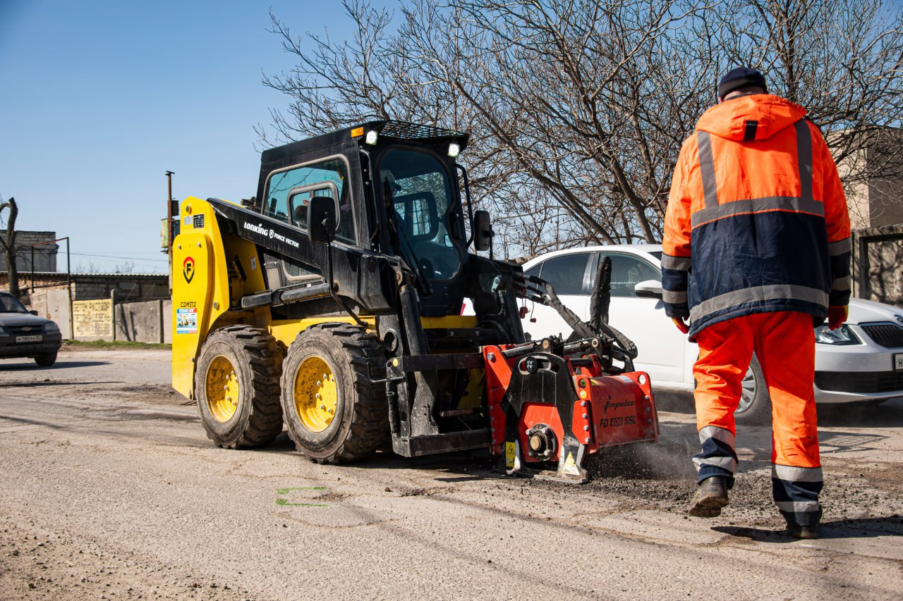 В Симферополе продолжается ремонт улично-дорожной сети В Симферополе продолжается ремонт улично-дорожной сети