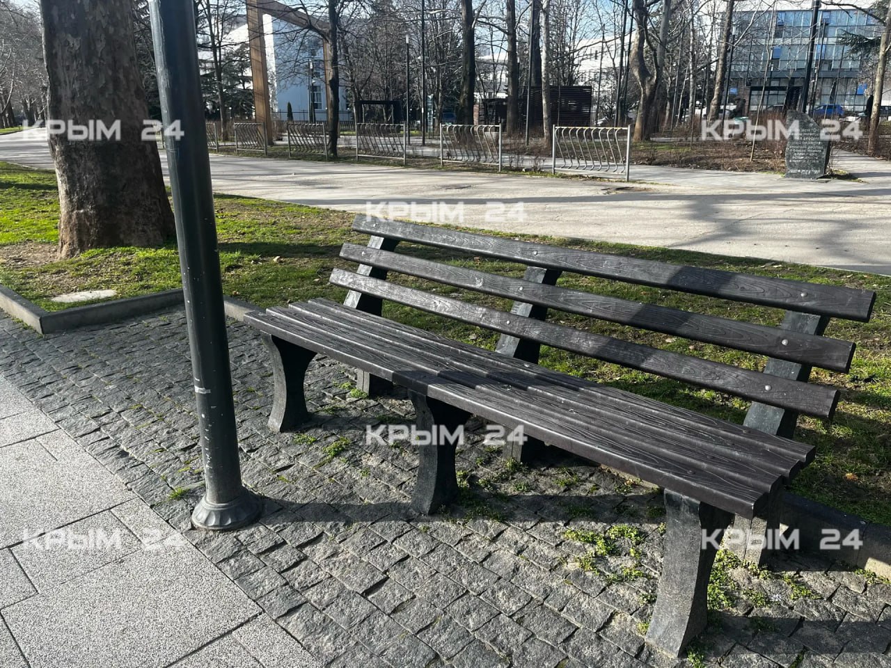 Любуйся фонарём, пока сидишь: В Симферополе установили скамейку с видом на столб Любуйся фонарём, пока сидишь: В Симферополе установили скамейку с видом на столб