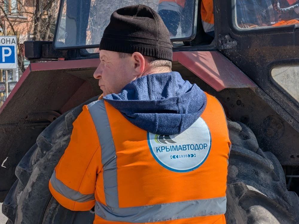 В Феодосии приступили к ямочному ремонту дорог В Феодосии приступили к ямочному ремонту дорог