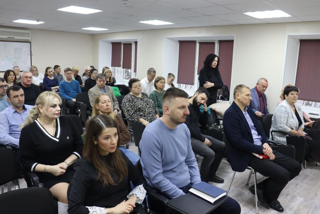 Заместитель главы администрации Сакского района Игорь Никуленков с председателем Сакского районного совета Михаилом Слободяником провели аппаратное совещание с начальниками структурных подразделений администрации... Заместитель главы администрации Сакского района Игорь Никуленков с председателем Сакского районного совета Михаилом Слободяником провели аппаратное совещание с начальниками структурных подразделений администрации...