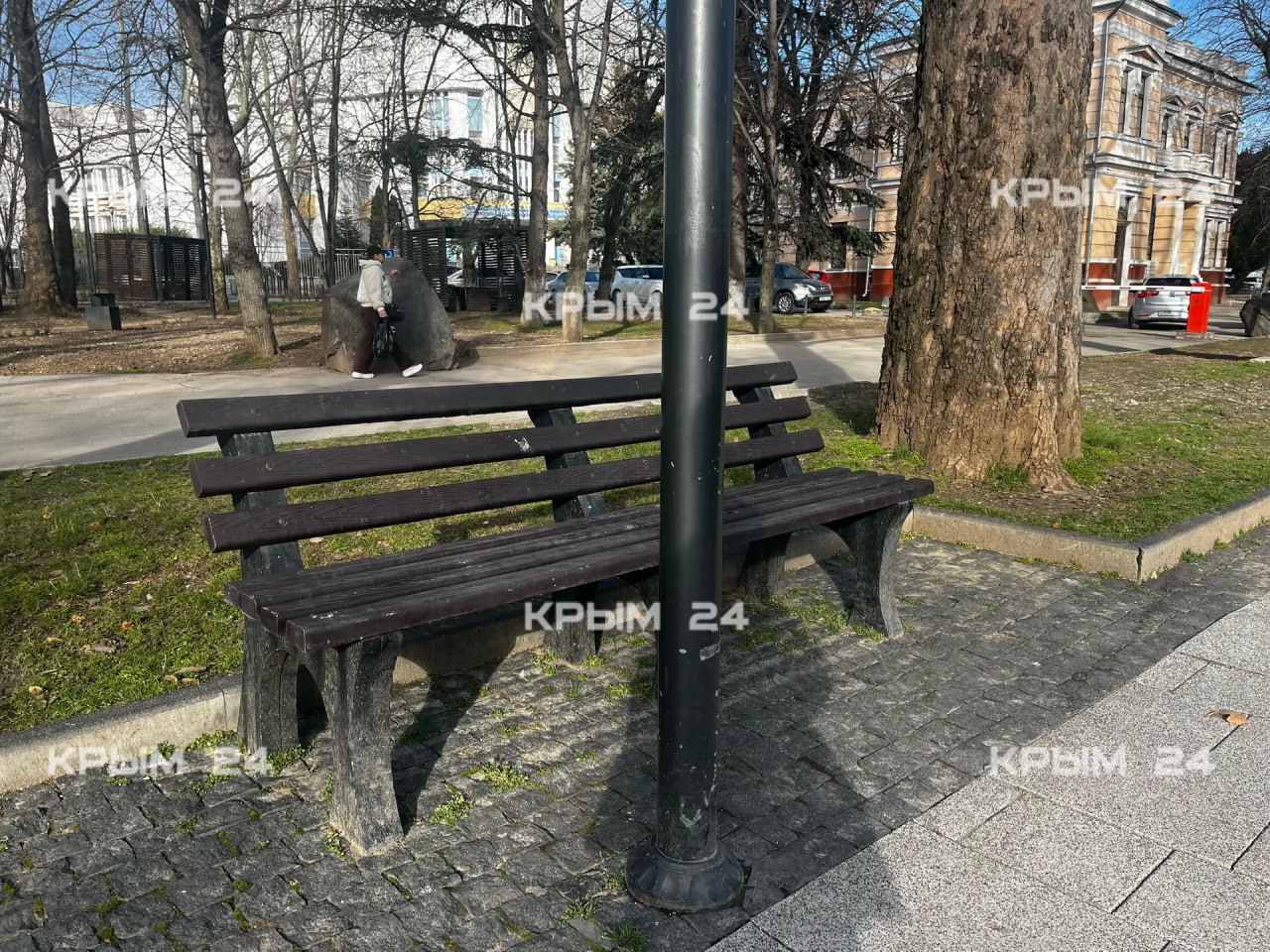 Любуйся фонарём, пока сидишь: В Симферополе установили скамейку с видом на столб