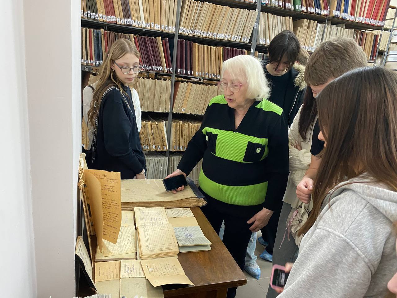 Муниципальный архив г. Симферополя знакомит студентов с работой управления