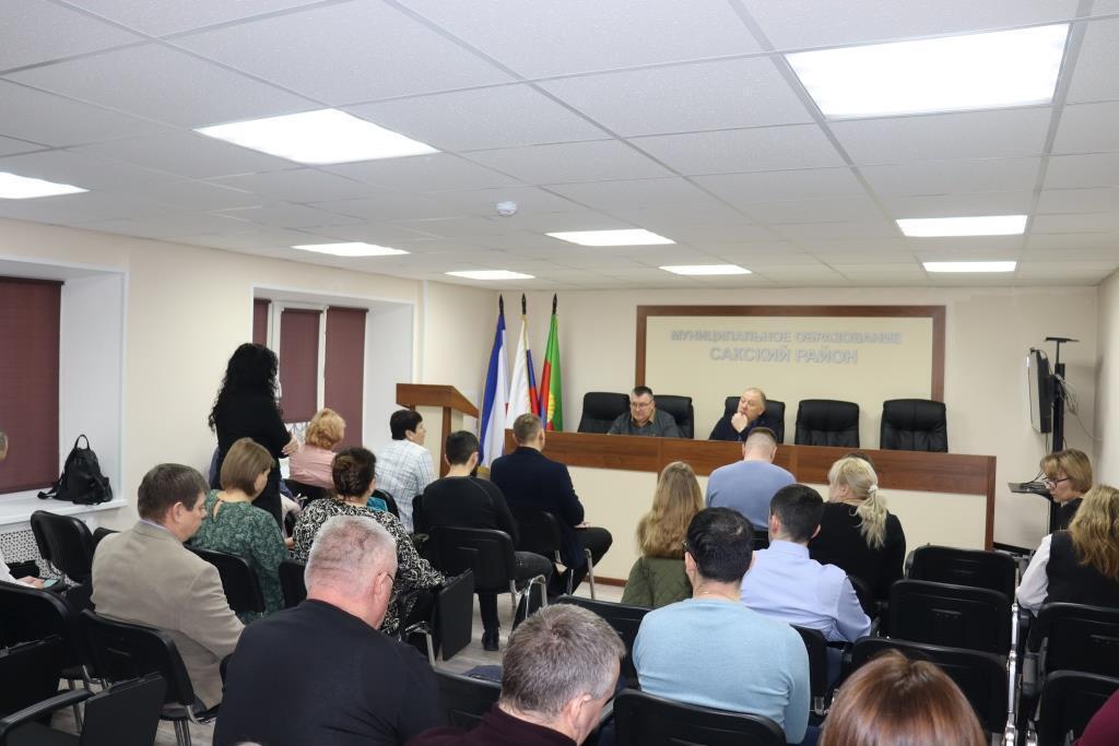 Заместитель главы администрации Сакского района Игорь Никуленков с председателем Сакского районного совета Михаилом Слободяником провели аппаратное совещание с начальниками структурных подразделений администрации... Заместитель главы администрации Сакского района Игорь Никуленков с председателем Сакского районного совета Михаилом Слободяником провели аппаратное совещание с начальниками структурных подразделений администрации...