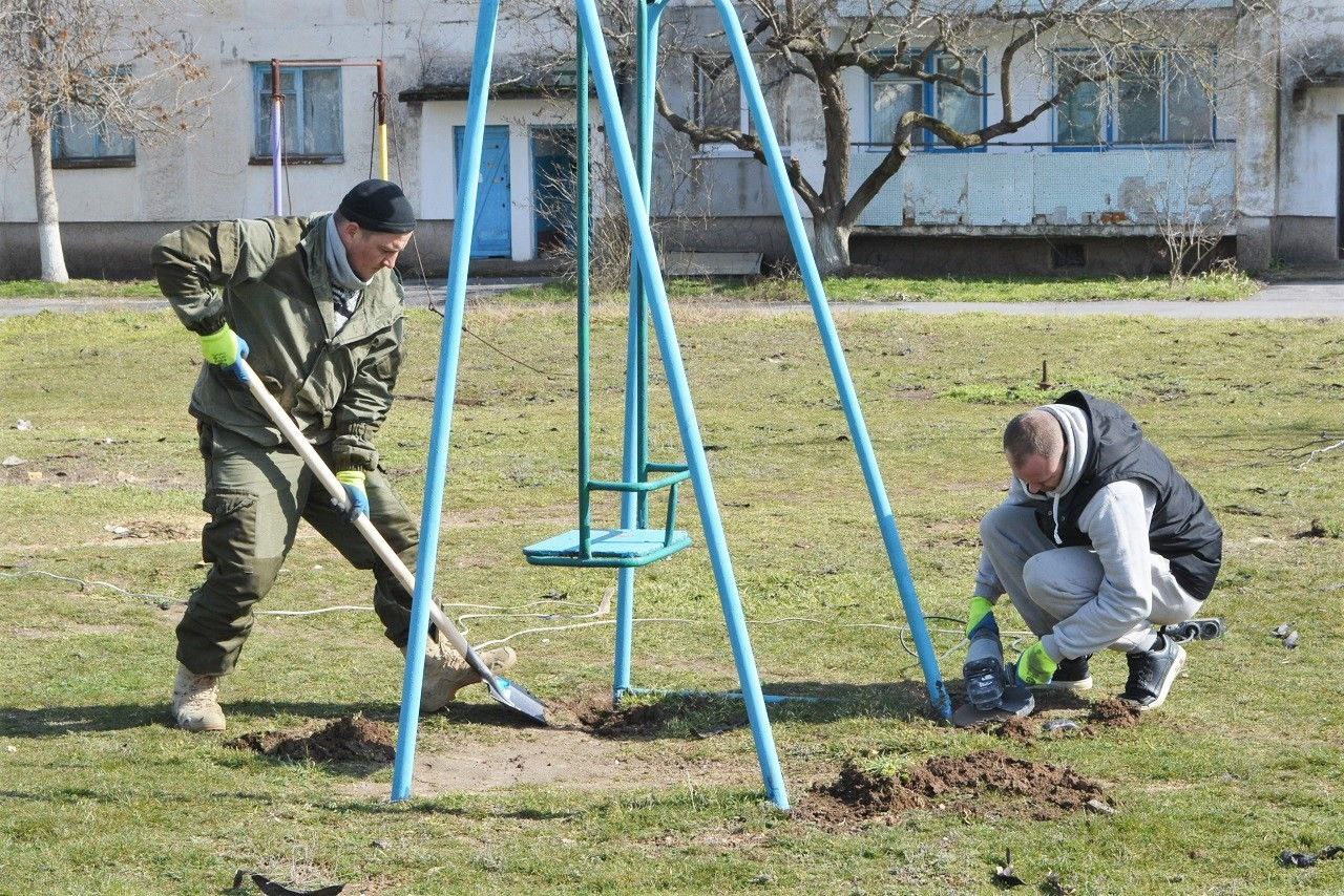 Александр Соколовский: В селе Гвардейское начат капремонт дворовых территорий многоквартирных домов, расположенных по ул. Школьная №1 и ул. Кооперативная №2. С Главой муниципального образования Еленой Стельмах побывали на... Александр Соколовский: В селе Гвардейское начат капремонт дворовых территорий многоквартирных домов, расположенных по ул. Школьная №1 и ул. Кооперативная №2. С Главой муниципального образования Еленой Стельмах побывали на...