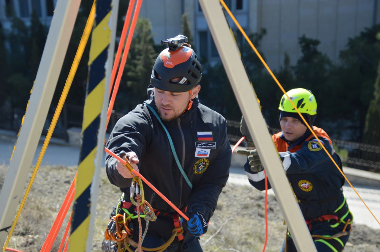 Сотрудники Судакского аварийно-спасательного отряда ГКУ РК "КРЫМ-СПАС" провели учебно-тренировочное мероприятие на горе Сахарная головка