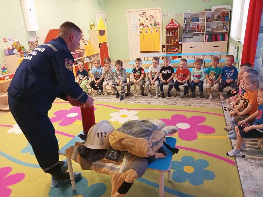 Сотрудники МЧС Республики Крым продолжают проводить открытые уроки, посвященные Всемирному дню гражданской обороны Сотрудники МЧС Республики Крым продолжают проводить открытые уроки, посвященные Всемирному дню гражданской обороны