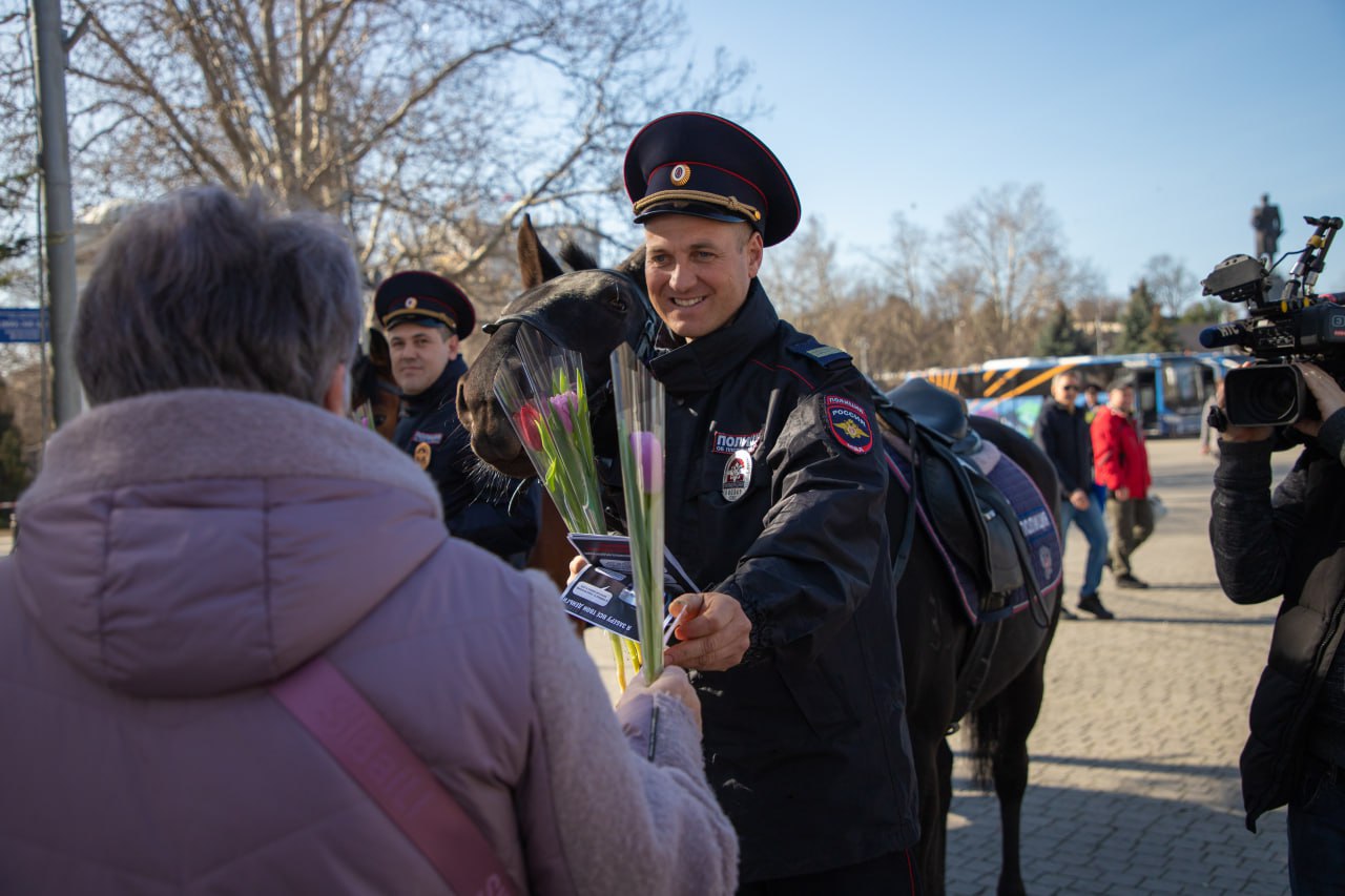 «8 марта – в каждый дом!»: севастопольские полицейские с общественником поздравили жительниц города с предстоящим Международным женским днём «8 марта – в каждый дом!»: севастопольские полицейские с общественником поздравили жительниц города с предстоящим Международным женским днём