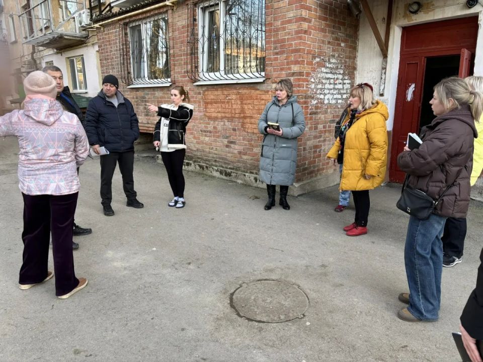 Продолжаются встречи заместителей главы администрации с жителями МКД Продолжаются встречи заместителей главы администрации с жителями МКД