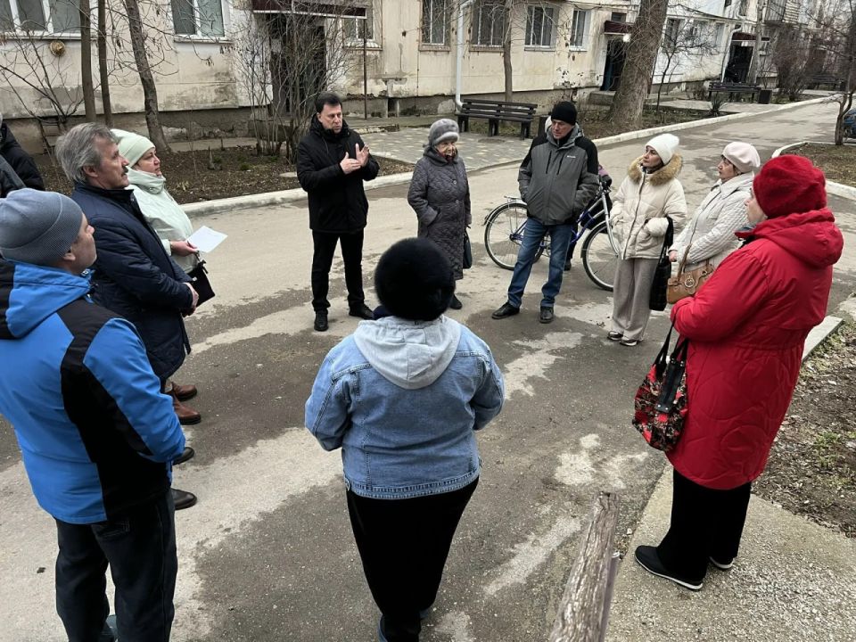 Василий Телиженко: Продолжаются встречи с председателями и активными жителями советов многоквартирных домов на придомовых территориях МКД Армянска Василий Телиженко: Продолжаются встречи с председателями и активными жителями советов многоквартирных домов на придомовых территориях МКД Армянска