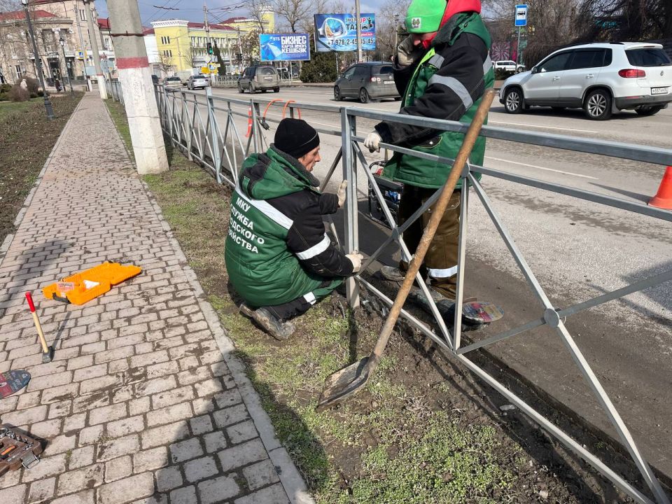 Продолжается установка металлических ограждений вдоль Вокзального шоссе Продолжается установка металлических ограждений вдоль Вокзального шоссе