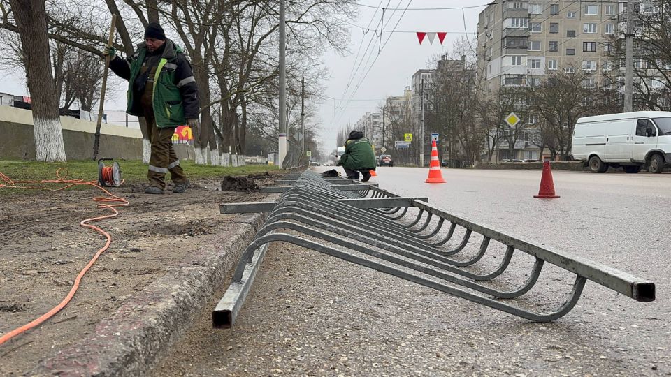 Продолжается установка металлических ограждений вдоль Вокзального шоссе Продолжается установка металлических ограждений вдоль Вокзального шоссе