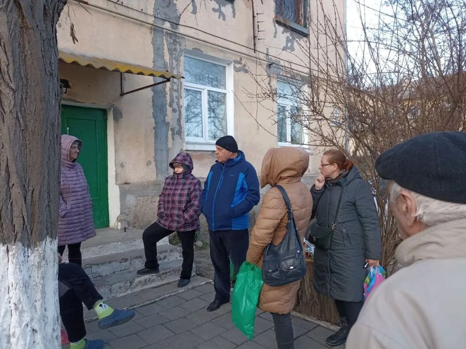 Продолжаются встречи заместителей главы администрации с жителями МКД Продолжаются встречи заместителей главы администрации с жителями МКД