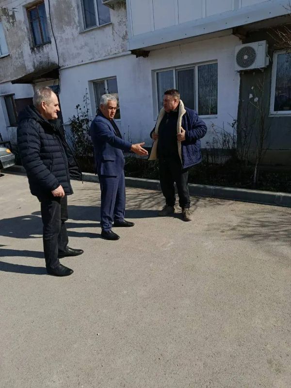 Антон Кравец: Мой заместитель - Главный архитектор района Ленур Мамедляев провел рабочую встречу с председателем многоквартирного дома в с Акимовка Антон Кравец: Мой заместитель - Главный архитектор района Ленур Мамедляев провел рабочую встречу с председателем многоквартирного дома в с Акимовка