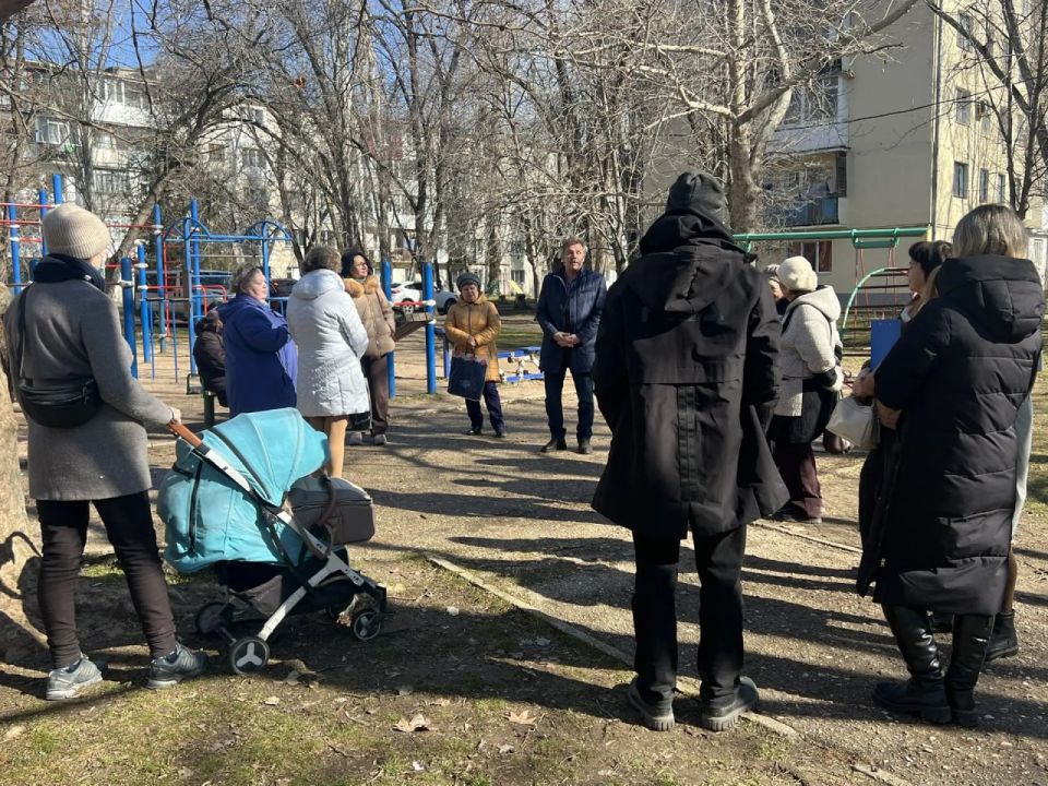 Василий Телиженко: Продолжаются встречи с председателями и активными жителями советов многоквартирных домов на придомовых территориях МКД Армянска Василий Телиженко: Продолжаются встречи с председателями и активными жителями советов многоквартирных домов на придомовых территориях МКД Армянска
