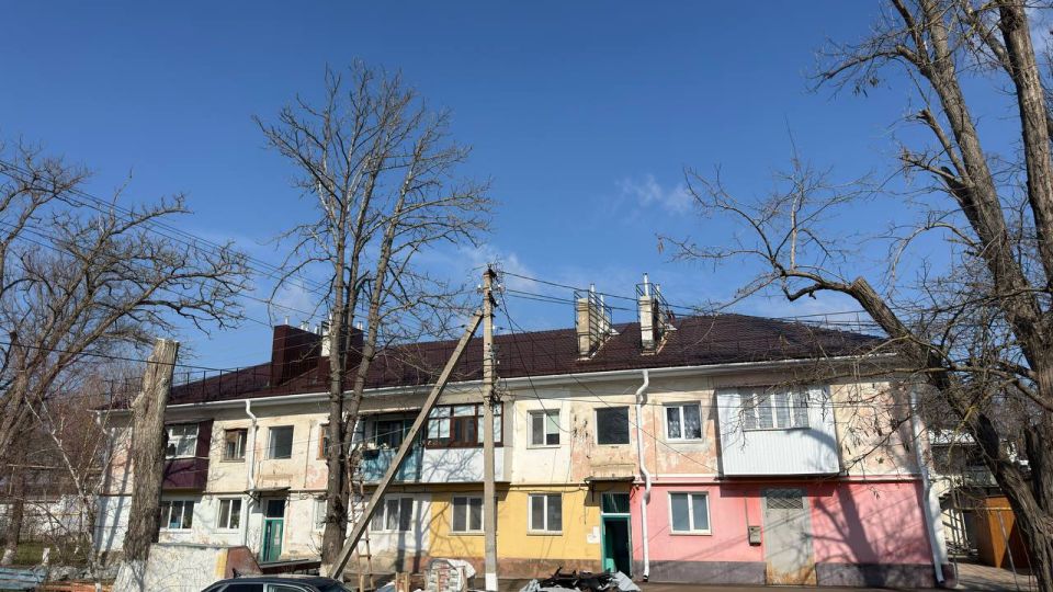 Антон Кравец: В Нижнегорском районе в 2026 году продолжаются работы по ремонту кровель в многоквартирных домах