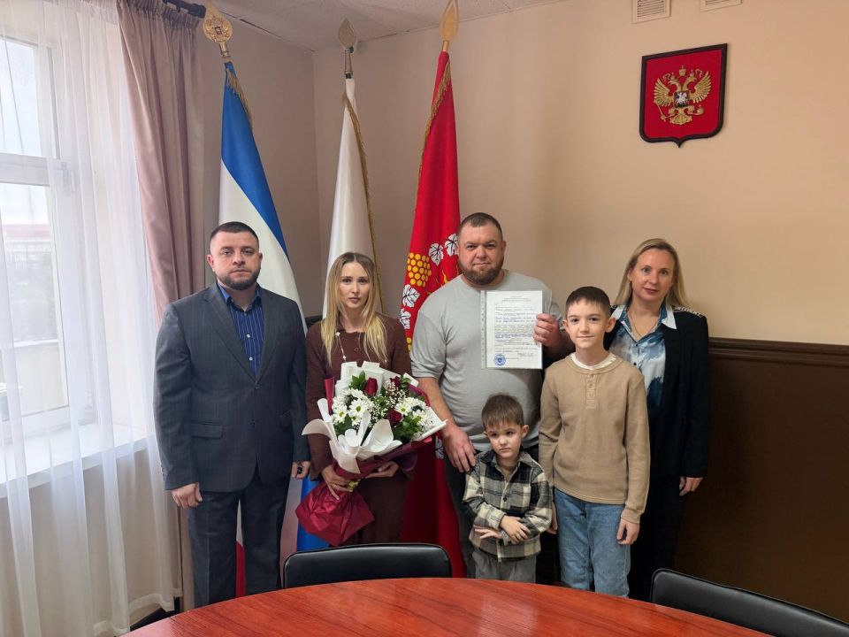 Кирилл Чебышев: Сегодня вместе с председателем Судакского городского совета Дарьей Дейнеко вручили молодой семье — Гилка Анастасии Андреевне и Гилка Максиму Игоревичу — свидетельство о праве на получение социальной выплаты...