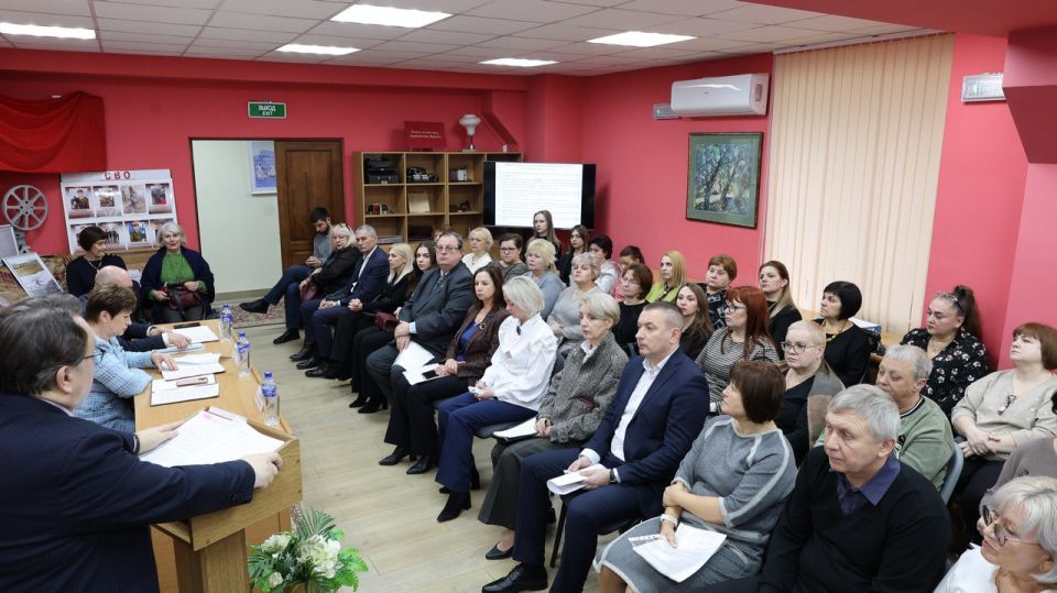 Керченские архивисты на заседании Коллегии Госкомитета по делам архивов Крыма Керченские архивисты на заседании Коллегии Госкомитета по делам архивов Крыма