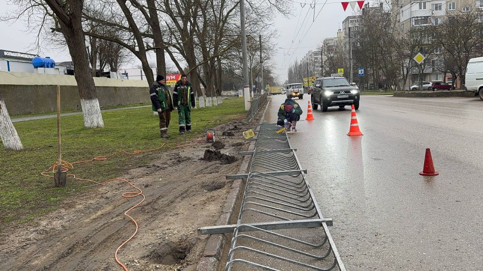 Продолжается установка металлических ограждений вдоль Вокзального шоссе Продолжается установка металлических ограждений вдоль Вокзального шоссе