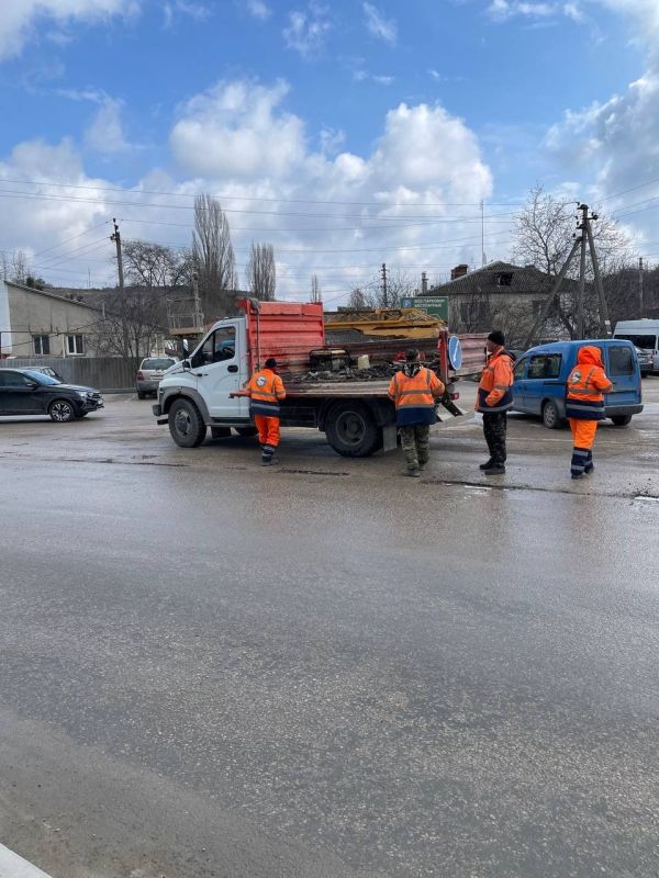 В Бахчисарае приступили к ямочному ремонту В Бахчисарае приступили к ямочному ремонту