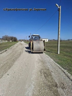 Александр Харламов: На сегодняшний день выполняются работы по профилированию гравийных покрытий улиц Краснофлотского сельского поселения с добавлением нового материала и без, а также проводится аварийный ямочный ремонт...