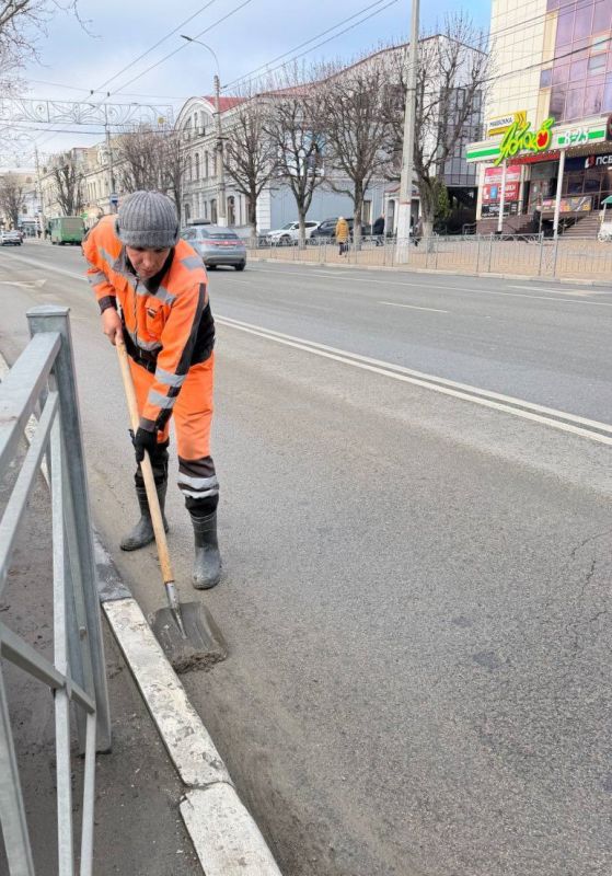 Ежедневно сотрудники МБУ «Город» и работники подрядных организаций заботятся о порядке в крымской столице: убирают улично-дорожную сеть, скверы, зеленые зоны и общественные пространства Ежедневно сотрудники МБУ «Город» и работники подрядных организаций заботятся о порядке в крымской столице: убирают улично-дорожную сеть, скверы, зеленые зоны и общественные пространства