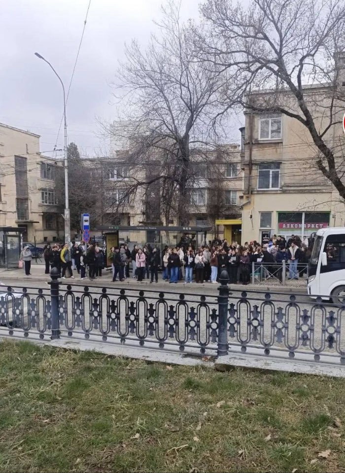 Очевидцы сообщают, что в Симферополе эвакуировали студентов Российского государственного университета правосудия